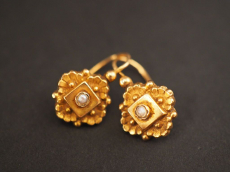 Vente aux enchères Paire de perces oreilles en or jaune et perle.  Poids tel. 1,12 g