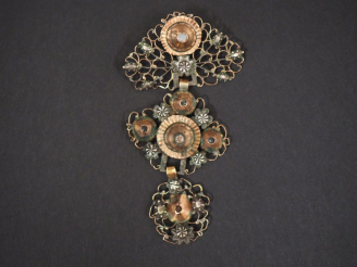 Vente aux enchères Pendentif articulé en vermeil, serti d'une petite rose en son centre. 