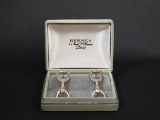 Vente aux enchères HERMES. Paire de boutons de manchettes en argent, en forme d'étriers. 