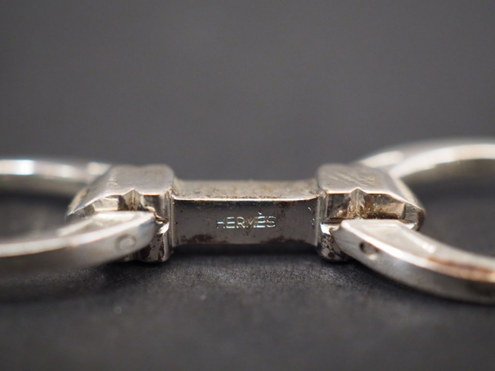 HERMES. Paire de boutons de manchettes en argent, en forme d'étriers. 