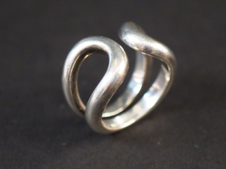 Vente aux enchères HERMES.  Bague en argent, modèle "Lima". TDD. 50 Signée.  Poids. 7,48 
