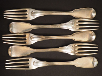 Vente aux enchères Suite de 5 fourchettes en argent, modèle à filet. M.O : BUTTNER Poids.