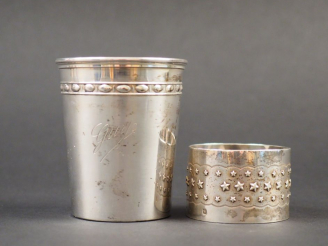 Vente aux enchères Timbale en argent, poinçon Minerve, à décor d'une frise.  Marquée Guy.