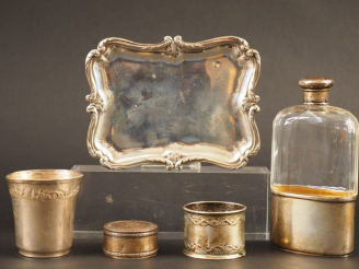 Vente aux enchères Ensemble comprenant :  - un petit plateau de style Louis XV en argent.
