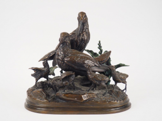 Vente aux enchères DUBUCAND. "Couple de bécasses et leurs petits" Groupe en bronze à pati