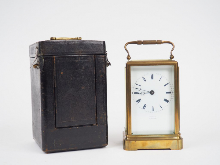 Grande pendulette d'officier en verre et laiton.  Cadran marqué Boussa