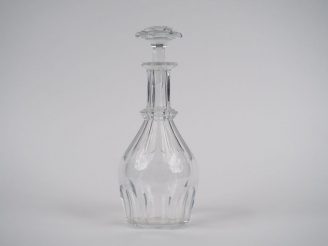 Vente aux enchères BACCARAT. Carafe en cristal. Signée. H. 27,5 cm