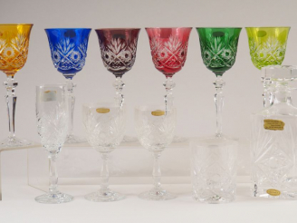 Vente aux enchères KLEIN cristallerie à Baccarat. Partie de service de verres en cristal 