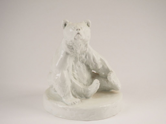 Vente aux enchères Ours en porcelaine blanche émaillée de Saxe. H. 22cm