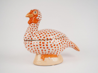 Vente aux enchères Terrine Extrême-Orient en porcelaine polychrome, figurant un dindon.  