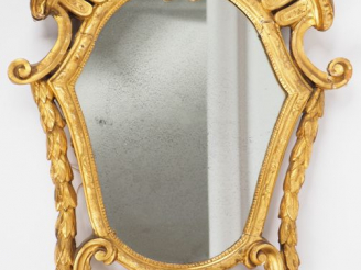 Vente aux enchères Miroir XVIIIème de style italien en bois sculpté, doré et ajouré, à dé