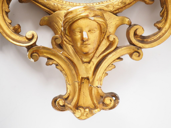 Miroir XVIIIème de style italien en bois sculpté, doré et ajouré, à dé