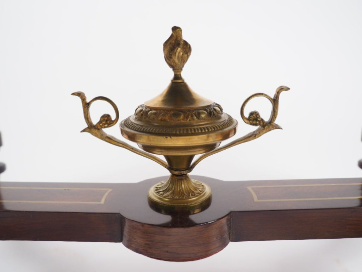 Table de milieu de style Louis XVI en marqueterie Boulle sur fond de p