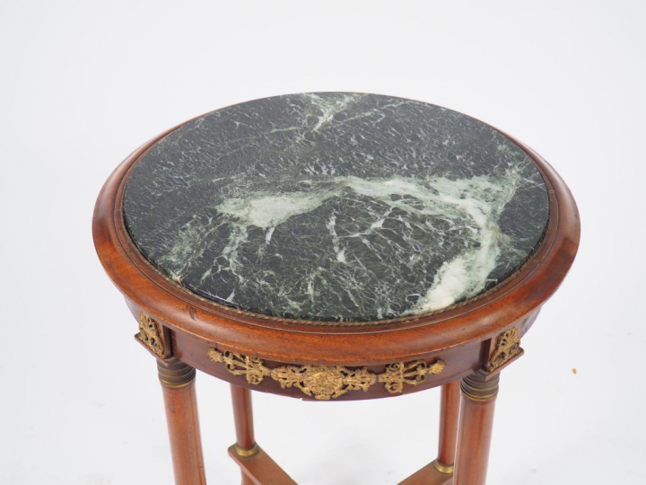 Guéridon de style Empire en acajou, appliques en bronze. Dessus marbre