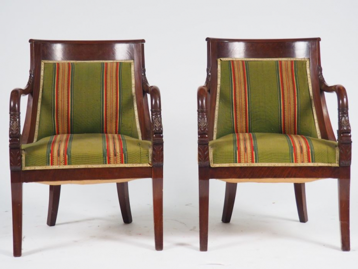 Paire de fauteuils gondole de style Empire en acajou, accotoirs à déco
