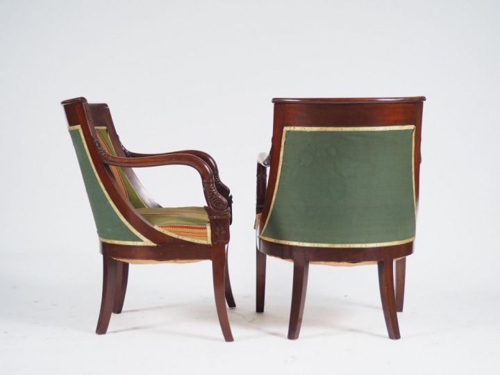 Paire de fauteuils gondole de style Empire en acajou, accotoirs à déco