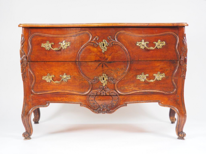 Commode tombeau Louis XV en merisier mouluré et sculpté, à décor de ro