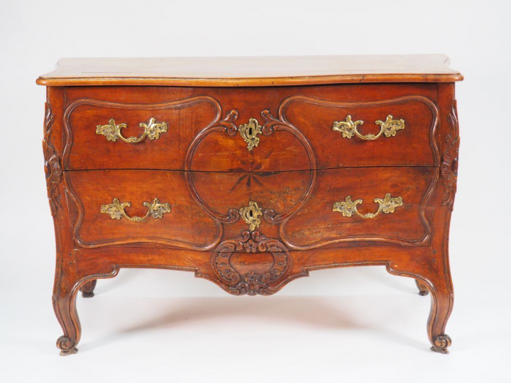 Commode tombeau Louis XV en merisier mouluré et sculpté, à décor de ro