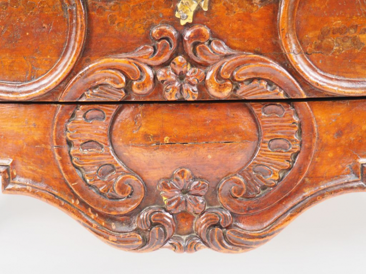 Commode tombeau Louis XV en merisier mouluré et sculpté, à décor de ro