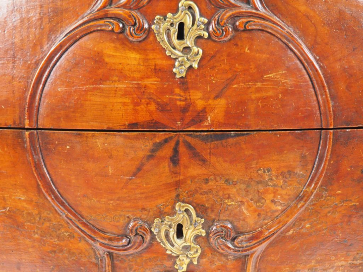 Commode tombeau Louis XV en merisier mouluré et sculpté, à décor de ro