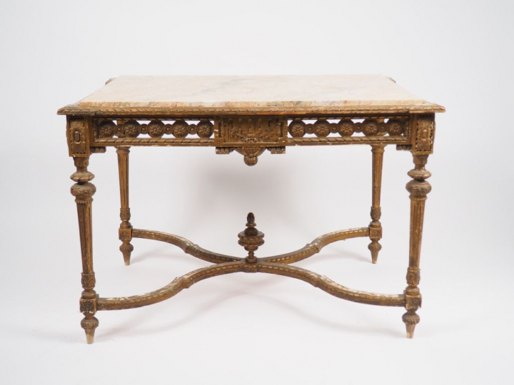 Table de milieu de style Louis XVI en bois sculpté, doré et ajouré, à 