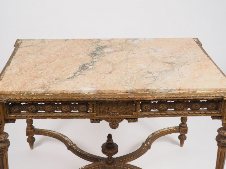 Table de milieu de style Louis XVI en bois sculpté, doré et ajouré, à 