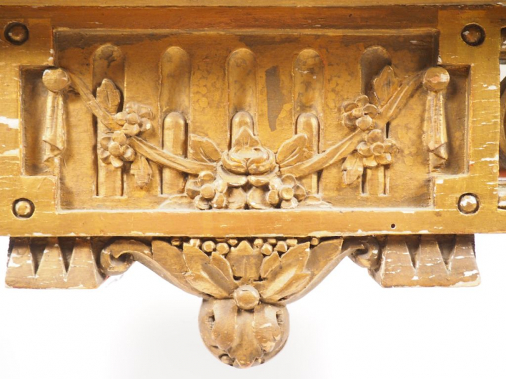Table de milieu de style Louis XVI en bois sculpté, doré et ajouré, à 