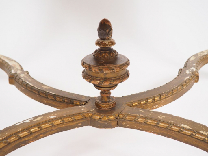 Table de milieu de style Louis XVI en bois sculpté, doré et ajouré, à 