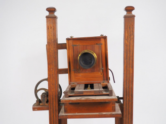 Vente aux enchères Chambre photographique d'atelier roulante à crémaillère avec objectif 