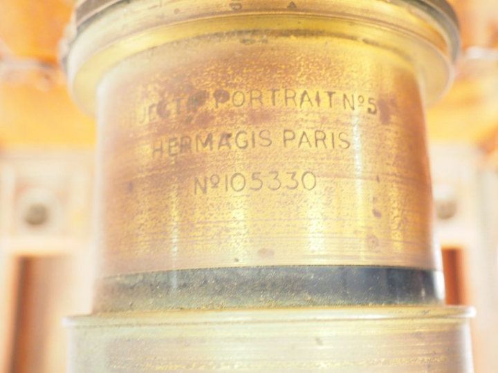 NUX PARIS/SCHRAMBACH.Chambre photograhique d'atelier à crémaillère ave