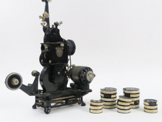 Vente aux enchères PATHÉ BABY. Projecteur n°267764 - G2 avec 20 films.