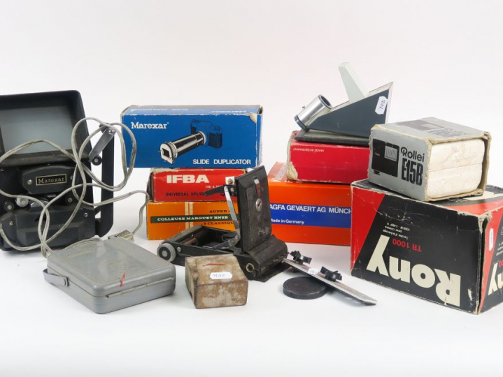Lot d'accessoires phoographiques comprenant flashs, colleuses….