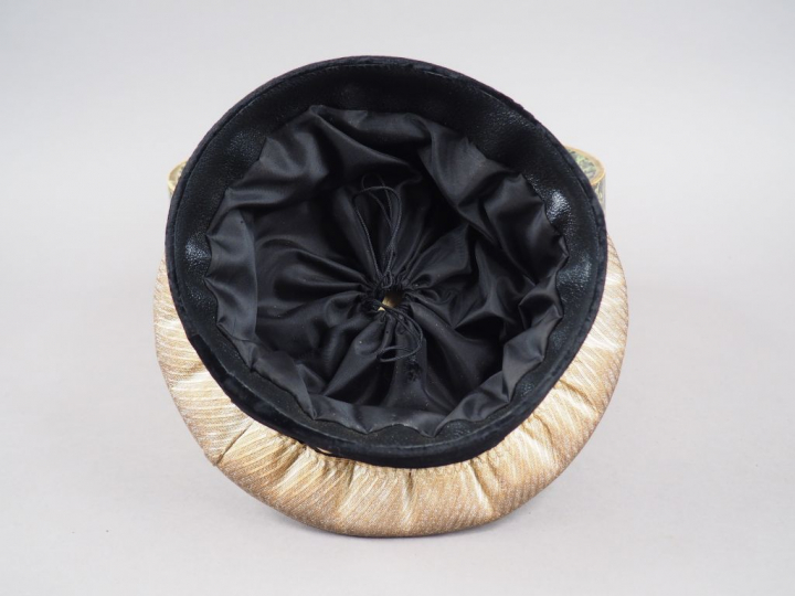 Boite ronde en cartonnage vert et noir contenant un mortier de justice