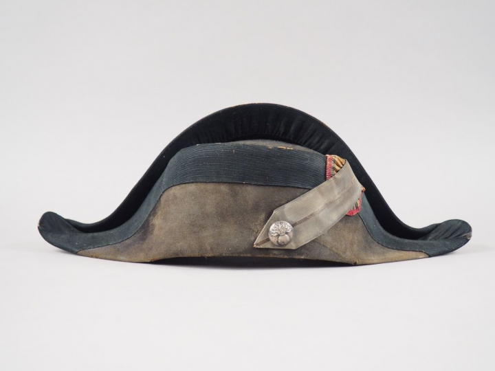 Chapeau bicorne du modèle général de cuirassier. Coiffure en drap taup