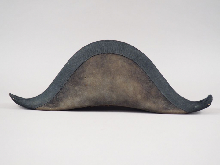 Chapeau bicorne du modèle général de cuirassier. Coiffure en drap taup