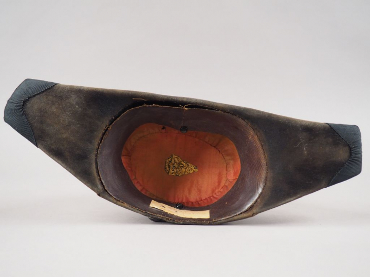 Chapeau bicorne du modèle général de cuirassier. Coiffure en drap taup