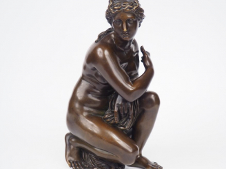 Vente aux enchères Sculpture XIXème en bronze à patine brune. « Baigneuse » H. 37 cm