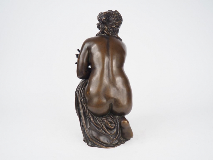 Sculpture XIXème en bronze à patine brune. « Baigneuse » H. 37 cm