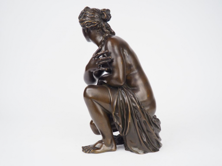 Sculpture XIXème en bronze à patine brune. « Baigneuse » H. 37 cm