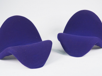 Vente aux enchères PIERRE PAULIN. Paire de fauteuils "Tongue", garniture de tissu mauve. 