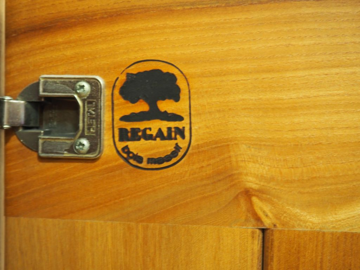 REGAIN. Enfilade à trois portes, en frène. (état d'usage, rayures et t