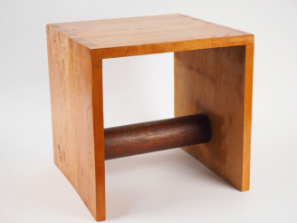 Vente aux enchères REGAIN (attribués à).  4 tabourets ou tables basses en frène, entretoi