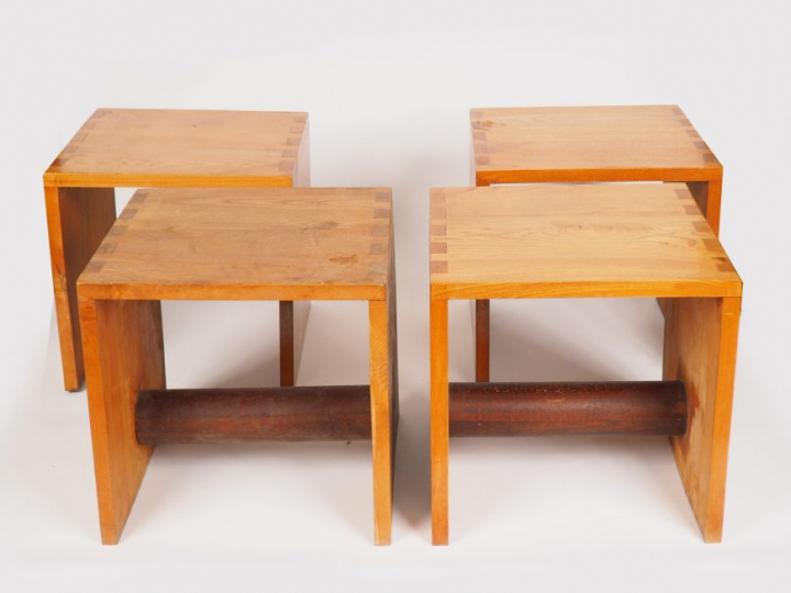 REGAIN (attribués à).  4 tabourets ou tables basses en frène, entretoi