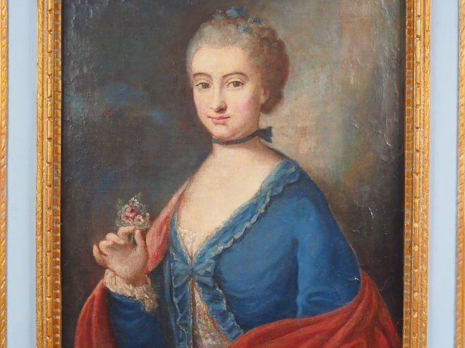 	Ecole française XVIIIème  « Jeune femme tenant des fleurs » Huile sur
