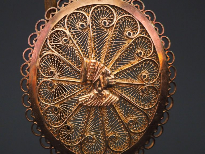 Grand pendentif en or filigranné, à décor de profil d'africaine.  Poid
