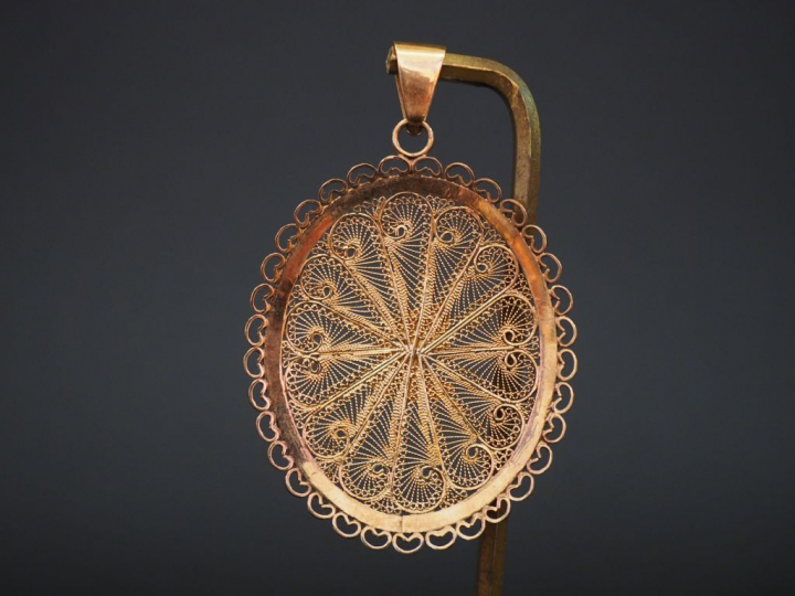 Grand pendentif en or filigranné, à décor de profil d'africaine.  Poid