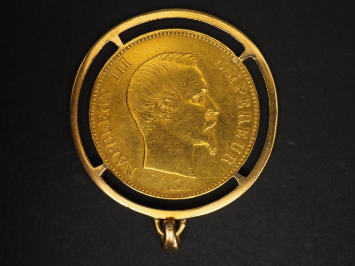 Pendentif en or jaune, serti en son centre d'une pièce de 100 Francs o