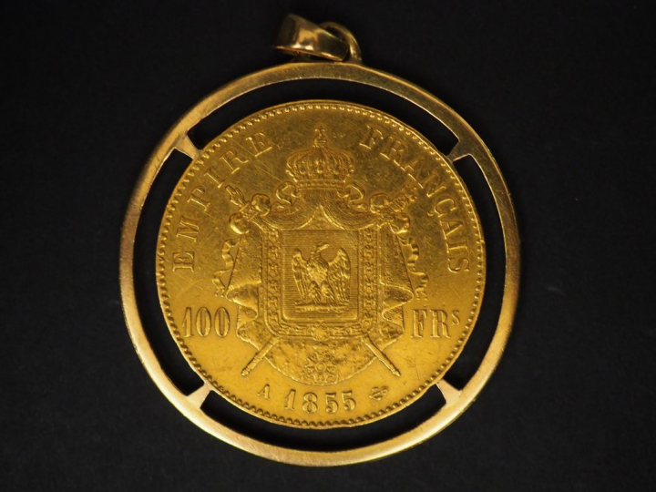 Pendentif en or jaune, serti en son centre d'une pièce de 100 Francs o