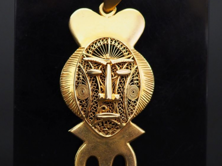Pendentif de style africain en or jaune.  6,5 x 3,4 cm  Poids. 27,88 g