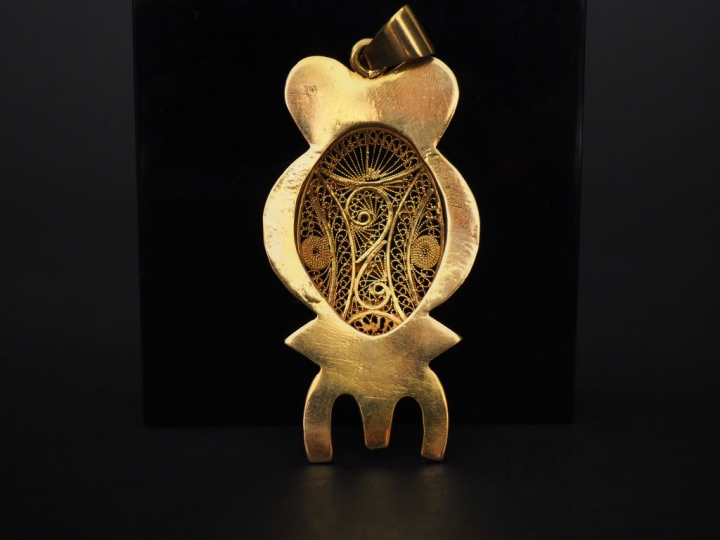 Pendentif de style africain en or jaune.  6,5 x 3,4 cm  Poids. 27,88 g